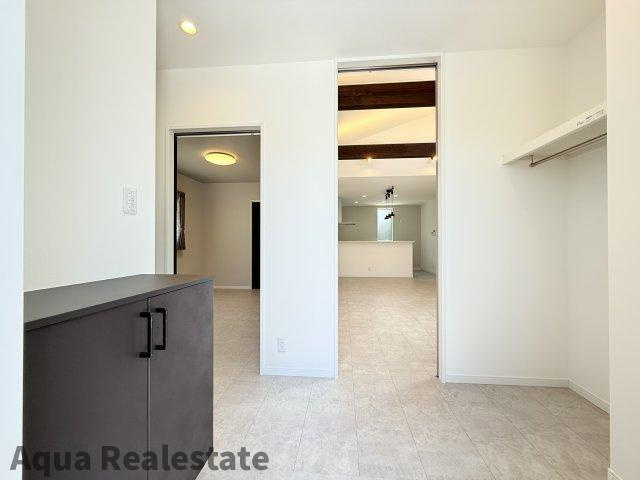 高松市円座町モデルハウスの玄関|収納もある玄関です