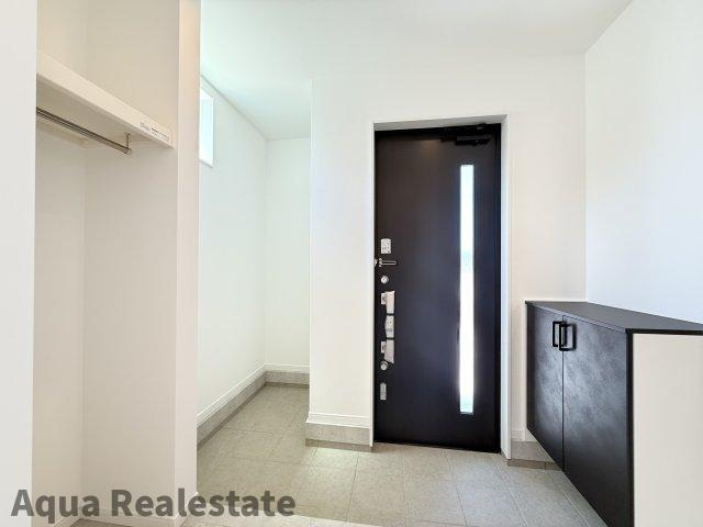 高松市円座町モデルハウスの玄関|収納もある玄関です