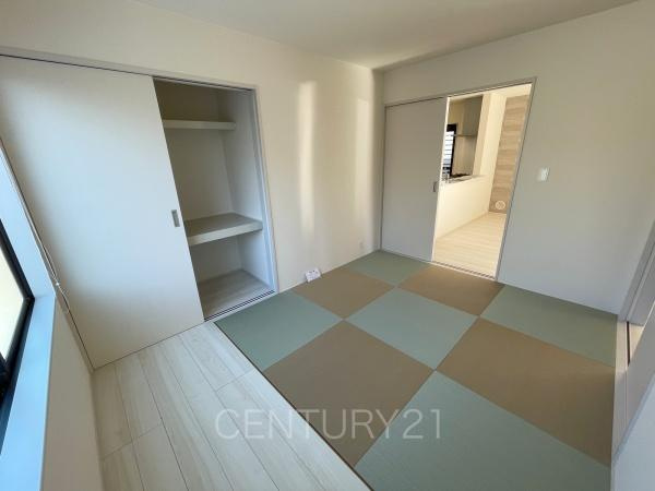 前橋南町 1号棟の和室|和室はLDKと続き間で開放感があります。
引き戸で簡単に仕切れますので状況に合わせた使い方ができます。