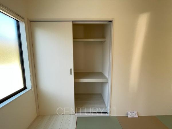 前橋南町 1号棟の収納|和室の収納はお布団も収納し易い仕切り棚付きです。