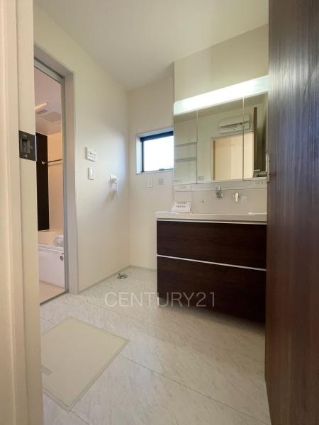 前橋南町 1号棟の独立洗面台|三面鏡付きの洗面台には鏡の裏に収納があり、すっきり片付けられます。
洗髪も可能な伸縮機能つきシャワーヘッドです。