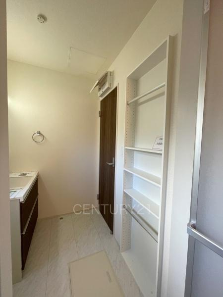 前橋南町 1号棟の独立洗面台|埋め込み棚が付いてます。