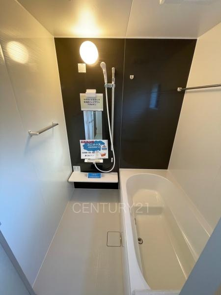 前橋南町 1号棟の浴室|ゆったりと寛げる大型バスタブ。
足を伸ばしたまま入浴可能です。
浴室乾燥機付きで天候が悪い日でも洗濯をして衣類を乾燥させることができます。