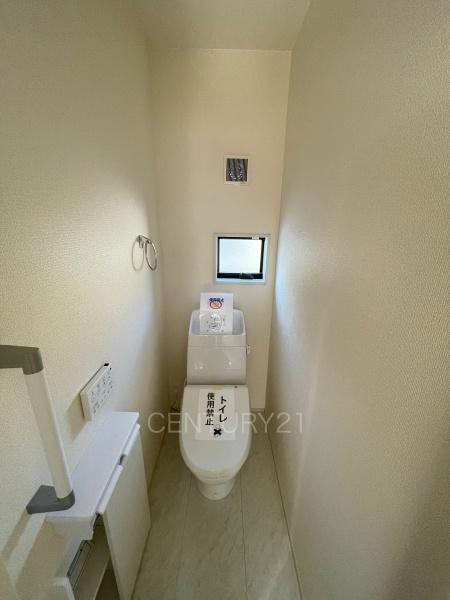 前橋南町 1号棟のトイレ|１階トレイです。
温水シャワー洗浄機能付きです。
手摺り付きです。