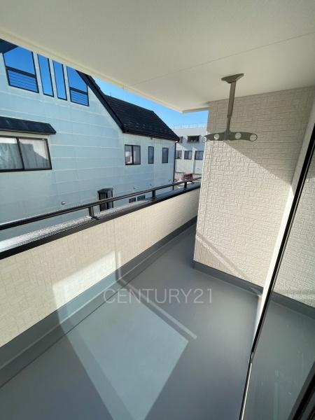 前橋南町 1号棟のバルコニー|天井付きバルコニーは急な雨にも安心。
干した洗濯物や布団が外壁に干渉しづらい、天井吊り下げ式の物干し金具付き。