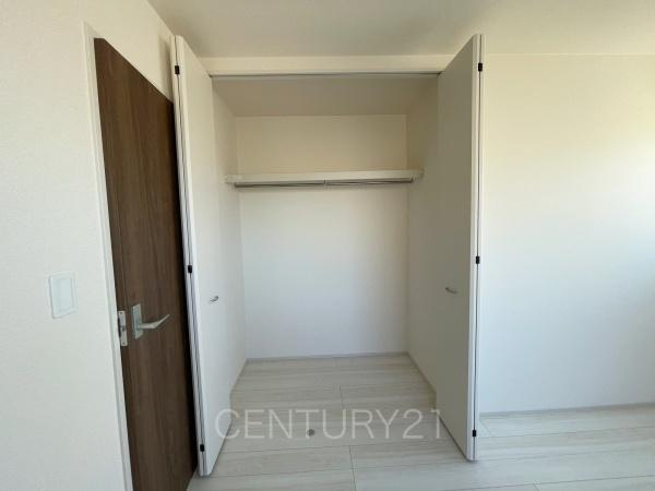 前橋南町 1号棟の収納|ハンガーパイプ付きクローゼットです。