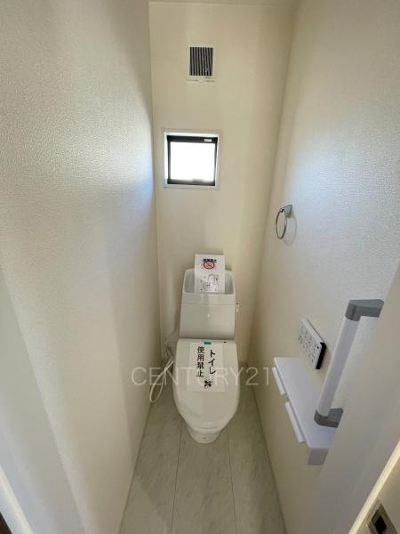 前橋南町 1号棟のトイレ|２階トイレです。
温水シャワー洗浄機能付き。
手摺り付きです。