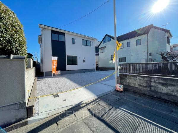 前橋南町 1号棟の前面道路含む現地写真|並列駐車可能な駐車場スペースです。