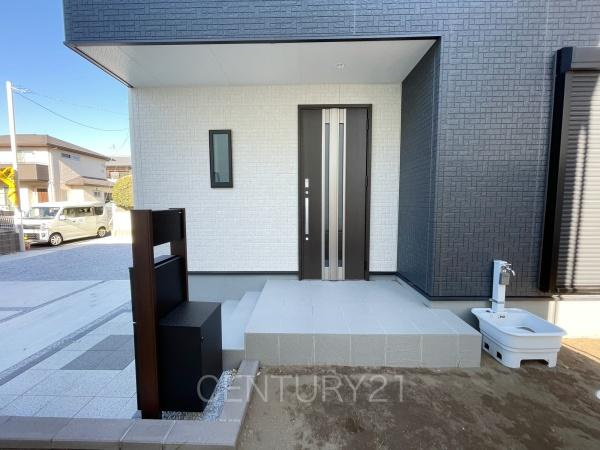 前橋南町 1号棟の玄関|スマートキー付きの玄関。
鍵を探すことなくドアの開閉が可能です。
郵便物を守る鍵付きポストです。
インターホンは録画機能付きで防犯面に優れます。