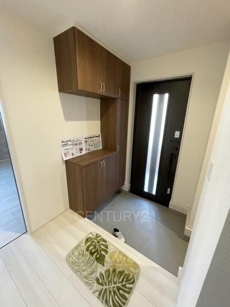 前橋南町 1号棟の玄関|シューズボックス付きの玄関です。
上部も収納付きで多くの収納が可能です。