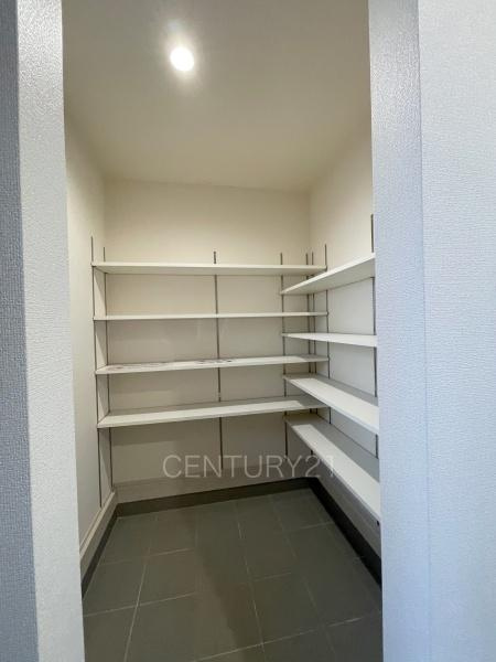 前橋南町 1号棟の玄関|玄関横に土間収納付き。
沢山の収納が可能です。