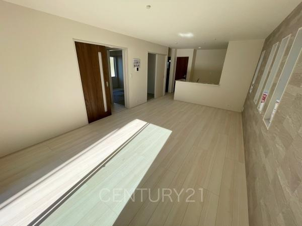 前橋南町 1号棟の居間・リビング|大きいソファーがおける広々リビング