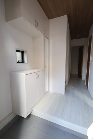 《仲介手数料無料》志木市中宗岡２丁目7-50(全1戸)新築一戸建てグラファーレの玄関|撮影日 2025年11月21日 13:50 晴れ