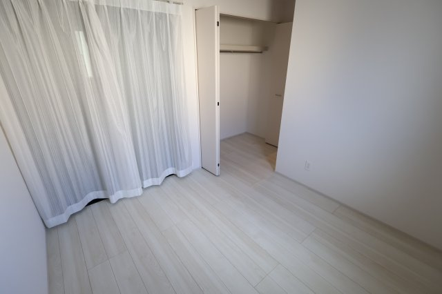 《仲介手数料無料》志木市中宗岡２丁目7-50(全1戸)新築一戸建てグラファーレの洋室|撮影日 2025年11月21日 13:50 晴れ