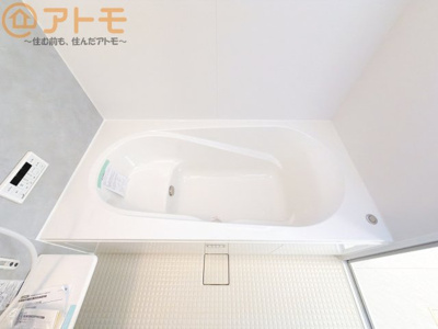 【浴室】 | 清水区三保6期　新築戸建　1号棟 | お子様やお年寄りが使いやすいだけでなく、半身浴にも便利なベンチタイプの湯舟です。お湯の節約にも！