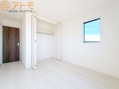 【寝室】 | 清水区三保6期　新築戸建　1号棟 | 毎日すごす部屋の広さや陽当りも気になるポイントですね！現地で体感してみてください♪