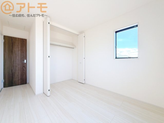 【寝室】 | 清水区三保6期　新築戸建　1号棟 | 毎日すごす部屋の広さや陽当りも気になるポイントですね！現地で体感してみてください♪