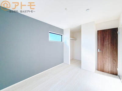 【寝室】 | 清水区三保6期　新築戸建　1号棟 | アクセントクロスが印象的なお部屋です。お気に入りの家具に囲まれてゆったり過ごしたいですね♪