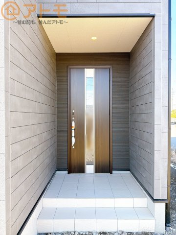 【玄関】 | 清水区三保6期　新築戸建　1号棟 | 落ち着いた色合いの玄関はダブルロックで防犯性に優れた仕様になっています♪