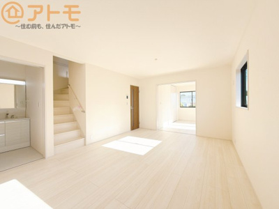 【居間・リビング】 | 清水区三保6期　新築戸建　1号棟 | 日当たりのよいリビングは、一年を通してぽかぽかとしています。家族が自然と集まる空間になりそうですね♪