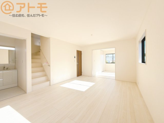 【居間・リビング】 | 清水区三保6期　新築戸建　1号棟 | 日当たりのよいリビングは、一年を通してぽかぽかとしています。家族が自然と集まる空間になりそうですね♪