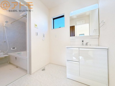 【独立洗面台】 | 清水区三保6期　新築戸建　1号棟 | シャワータイプの洗面台は、洗濯物の土汚れなどの予洗いもしやすいため、お子様のいるご家庭でも大活躍！