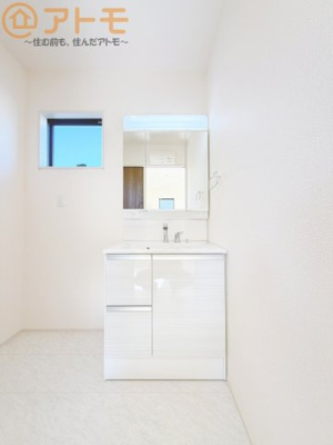 【独立洗面台】 | 清水区三保6期　新築戸建　1号棟 | 三面鏡の中は収納になっているため、スッキリとした洗面台を保つことができます♪