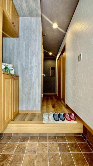 城垣町　中古一戸建ての玄関|シューズクローゼット
■物件内覧・資金計画相談・住宅ローン相談、リフォーム相談、お問合せ受付中■
※当日・翌日のご内覧、ご相談はお電話でのお問合せがスムーズです！