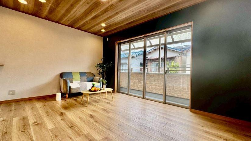 城垣町　中古一戸建ての居間・リビング|LD5.7帖　2階リビング
■物件内覧・資金計画相談・住宅ローン相談、リフォーム相談、お問合せ受付中■
※当日・翌日のご内覧、ご相談はお電話でのお問合せがスムーズです！