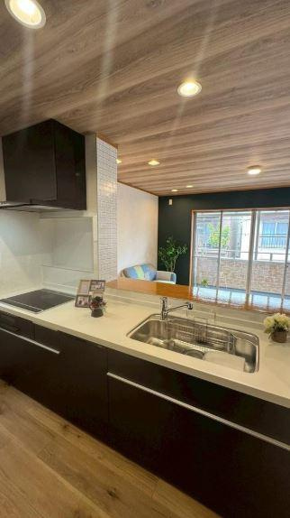 城垣町　中古一戸建てのキッチン|K3.7帖　システムキッチン　IHクッキングヒーター
■物件内覧・資金計画相談・住宅ローン相談、リフォーム相談、お問合せ受付中■
※当日・翌日のご内覧、ご相談はお電話でのお問合せがスムーズです！