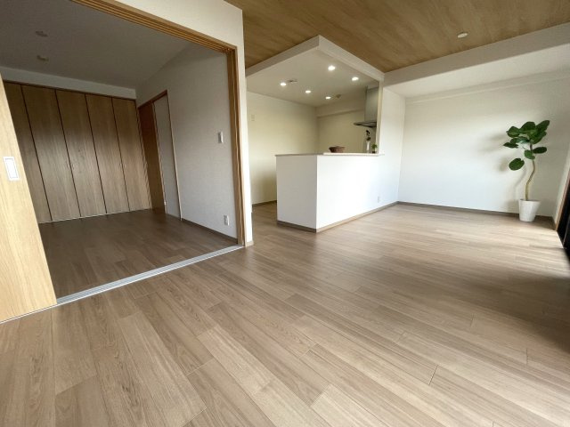 アルファパーク屋島四番館の居間・リビング