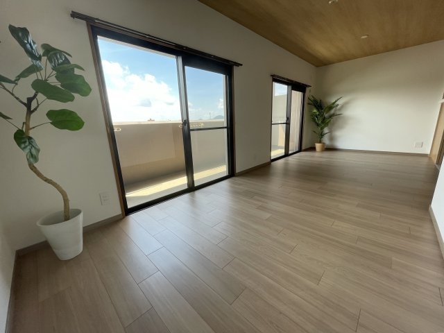 アルファパーク屋島四番館の居間・リビング