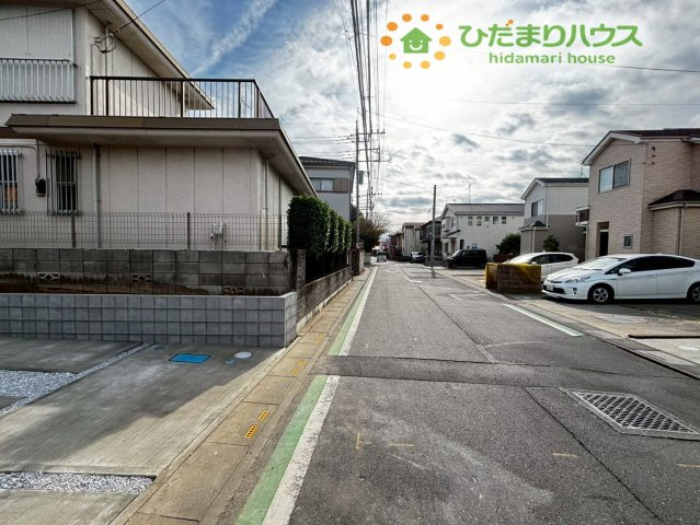 鴻巣市小松4期　新築一戸建て　グラファーレ　02の前面道路含む現地写真|整備された平坦な前面道路は、車での移動はもちろん、ベビーカーを押してのお散歩も楽々！
周辺も落ち着いた住環境なので、安心して暮らせます★