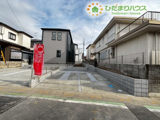 鴻巣市小松4期　新築一戸建て　グラファーレ　02の駐車場|広々としたカースペースでお車の出し入れもスムーズ◎
お買い物をした後も慌てることなく、お子様を連れていても安心して乗り降りできます(^^)/