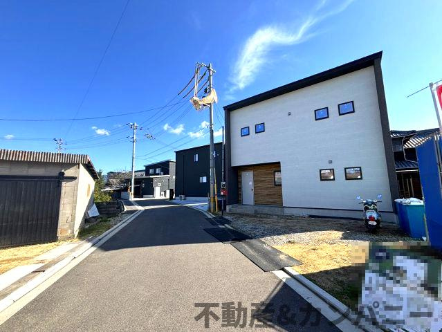 イルクオーレ和気A号棟　新築分譲戸建の前面道路含む現地写真|前面道路含む現地写真です