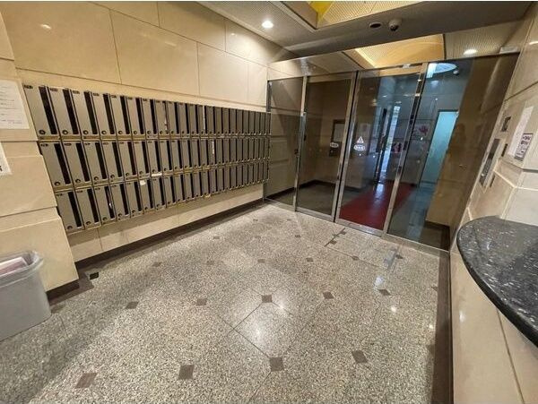 シャトー弁天弐番館のエントランス