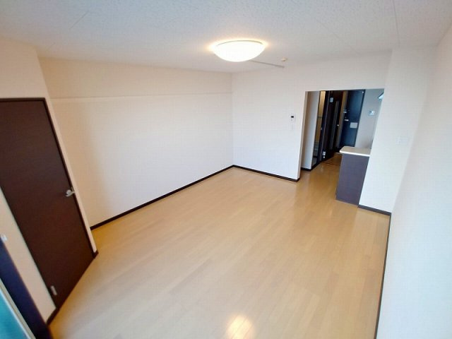 明石市藤江のアパートの居間・リビング|キッチン向き ※設置備品は個別確認必要