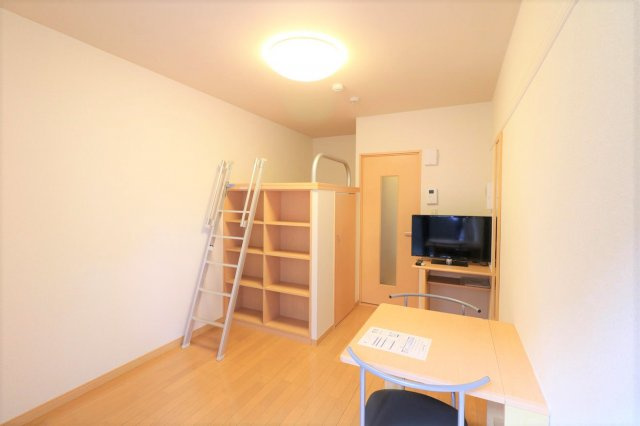 明石市大久保町西島の賃貸マンションの居間・リビング|１Ｆはフローリング仕様・２Ｆは絨毯仕様になります。