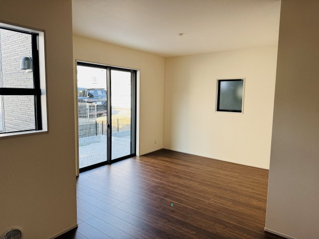 八王子市　下恩方町　新築一戸建て　１６期の居間・リビング|～16.0帖の明るいLDKで、家族団欒の時間をお過ごしいただけます～