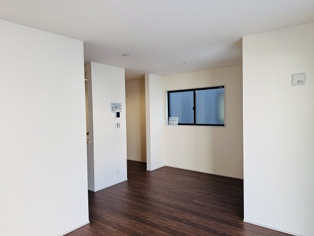 八王子市　下恩方町　新築一戸建て　１６期の居間・リビング|～16.0帖の明るいLDKで、家族団欒の時間をお過ごしいただけます～