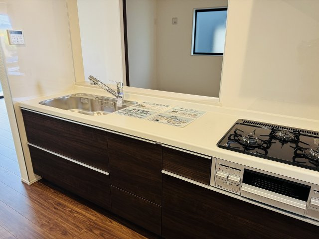 八王子市　下恩方町　新築一戸建て　１６期の内装|～リビング側の家族とコミュニケーションをとりやすいキッチンです～