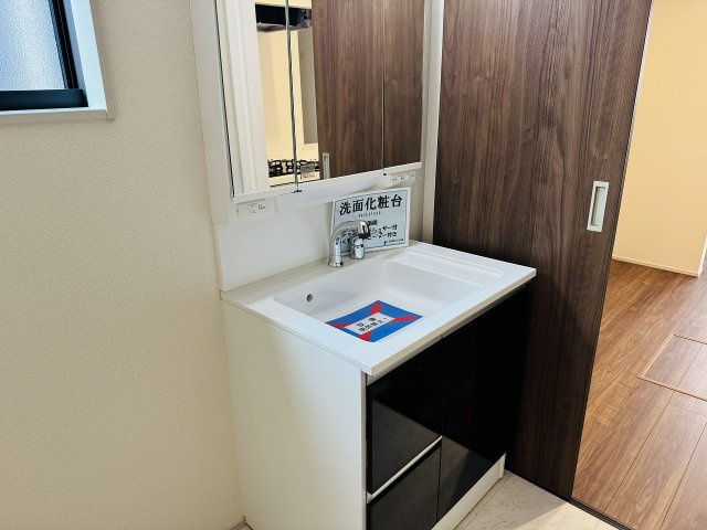 八王子市　下恩方町　新築一戸建て　１６期の独立洗面台|～３面鏡付きの独立洗面台　細々している物をスッキリ収納出来ます～