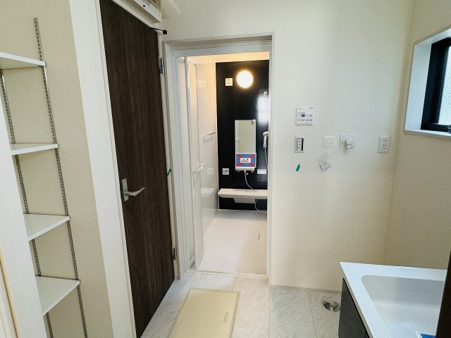 八王子市　下恩方町　新築一戸建て　１６期の脱衣所|～脱衣所には便利な可動棚付き～