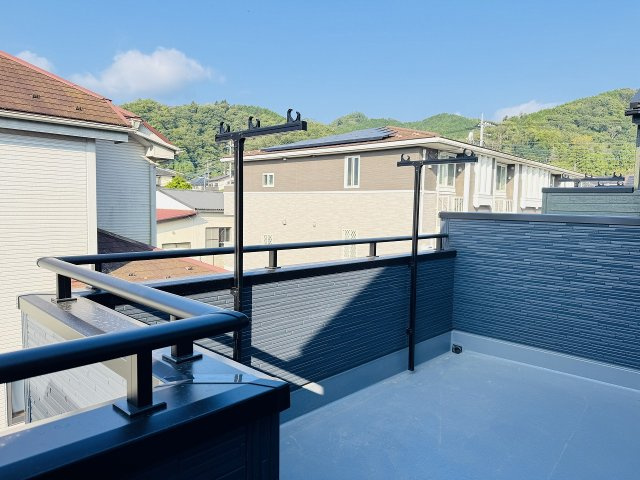 八王子市　下恩方町　新築一戸建て　１６期のバルコニー|～開放感のあるバルコニー　布団や洗濯物もタップリと干せそうです～