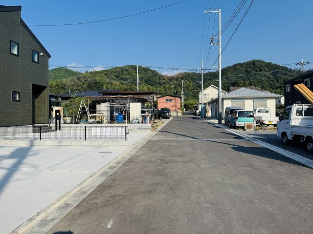 八王子市　下恩方町　新築一戸建て　１６期の前面道路含む現地写真|～北東側6m道路に面しています～