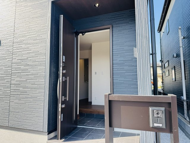 八王子市　下恩方町　新築一戸建て　１６期の玄関|～玄関は安心のWロックキーを採用～