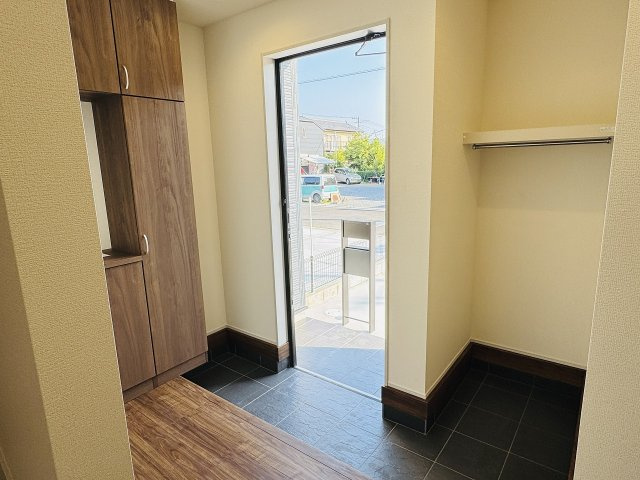 八王子市　下恩方町　新築一戸建て　１６期の玄関|～ゆとりある広さの玄関ホール～