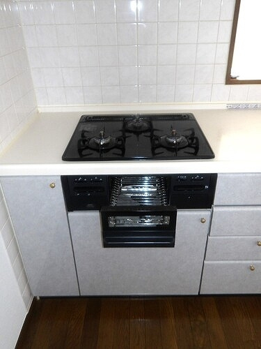 レクセルマンション川越大手町の設備|３口コンロ、グリル　※2025年6月撮影