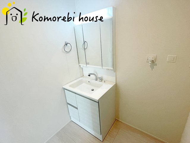 伊奈町本町　8期　新築一戸建て　グラファーレ　04の独立洗面台|独立洗面化粧台が付いています