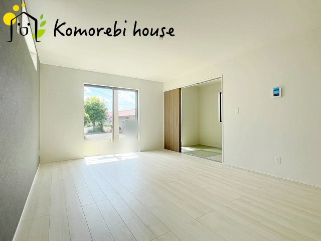 伊奈町本町　8期　新築一戸建て　グラファーレ　04の居間・リビング|ゆったりとしたリビングです